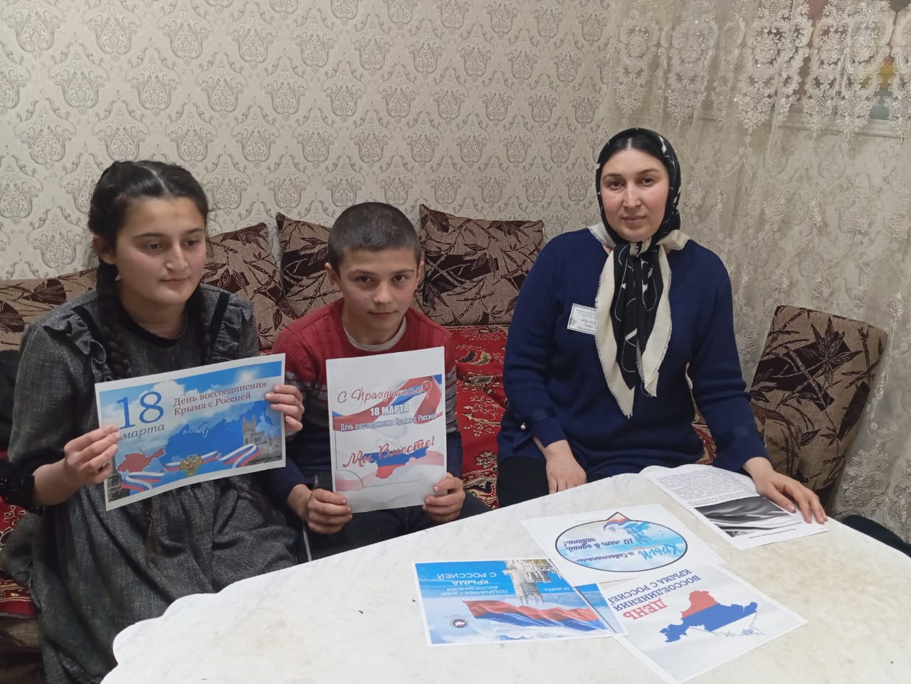 Специалист по работе с семьей и детьми, Зухра Абдулаева, провела беседу, посвященную Дню "Воссоединения Крыма с Россией".